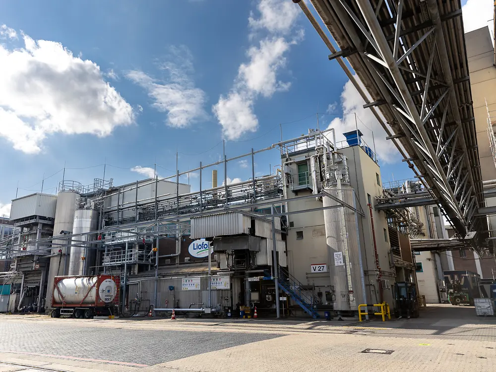 
The polyurethane production of Henkel Adhesive Technologies at the Düsseldorf site was recently certified according to the International Sustainability Carbon Certification (ISCC) PLUS standard. 